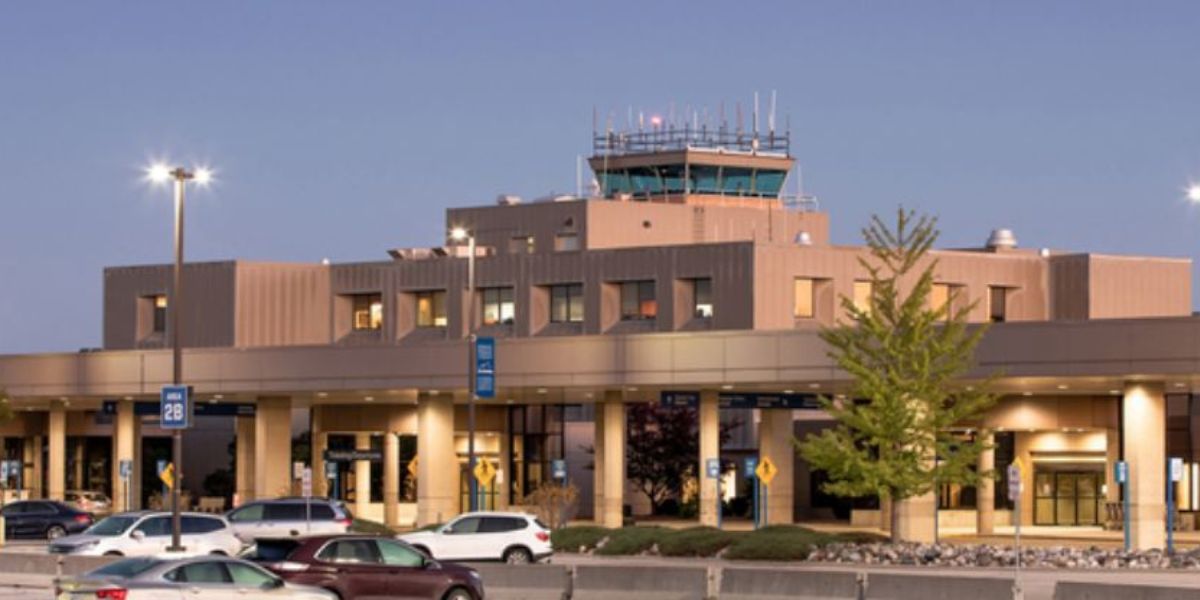 United Airlines Capital Region International Airport – LAN Terminal