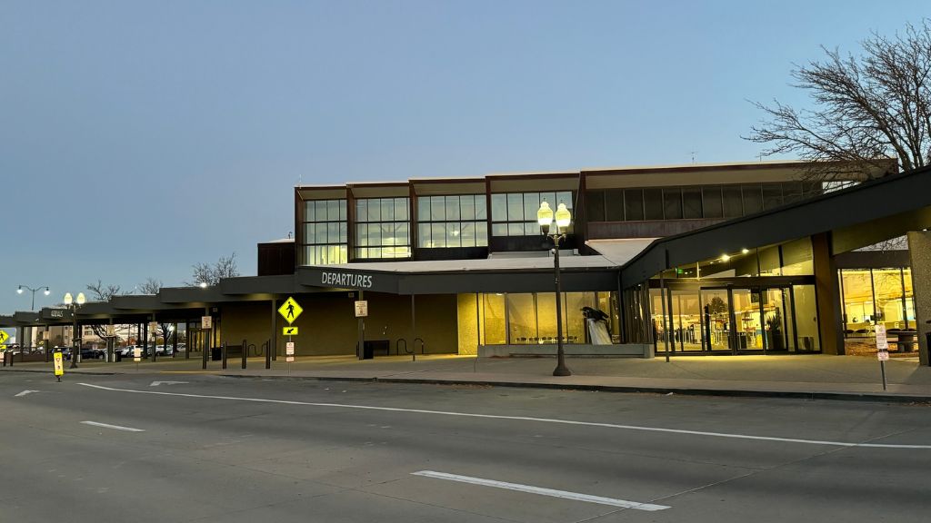 Breeze Airways Grand Junction Regional Airport – GJT Terminal