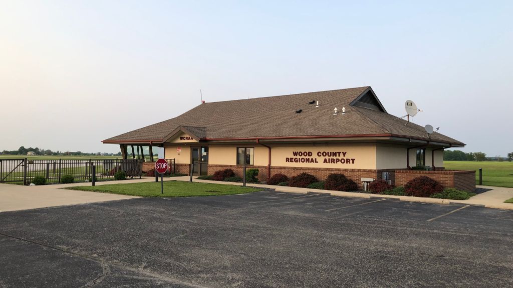 United Airlines Wood County Regional Airport – PKB Terminal