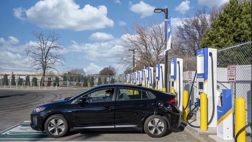 Are there Electric Vehicle Parking Stations at JFK Airport