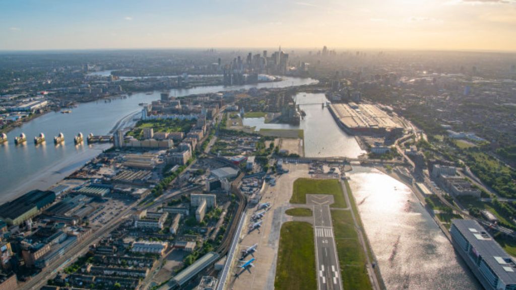 LOT Polish Airlines London City Airport – LCY Terminal